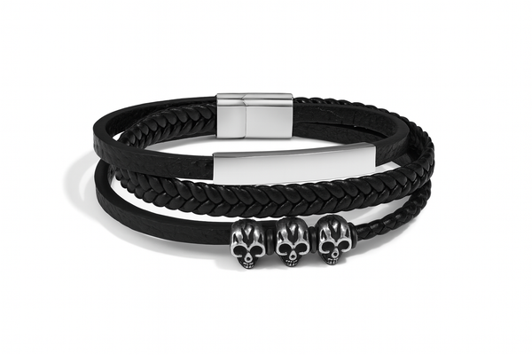 Pulseira de Couro Caveiras em Aço